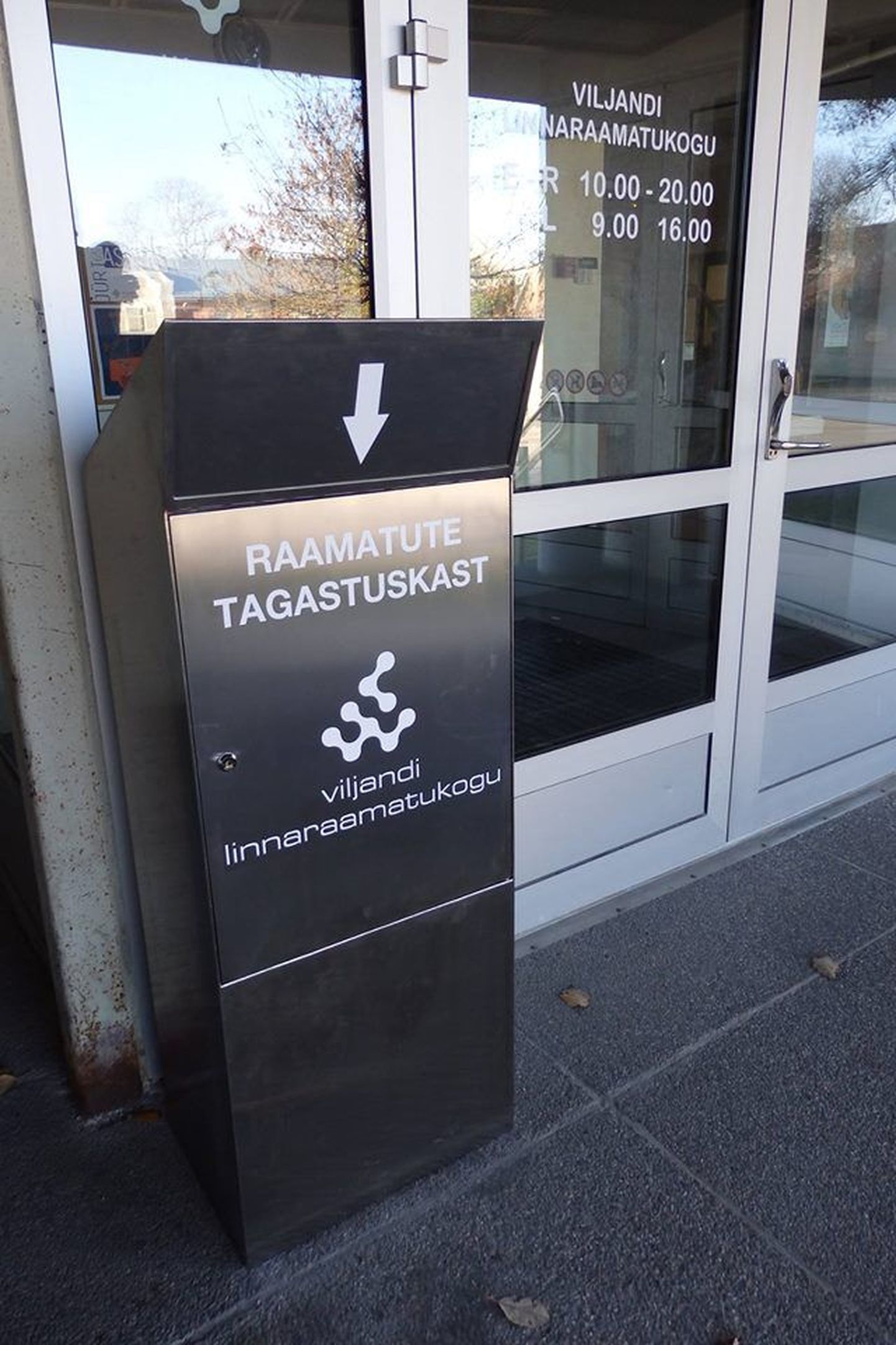 Tagastuskast ootab raamatuid Viljandi linnaraamatukogu peasissekäigu kõrval.
