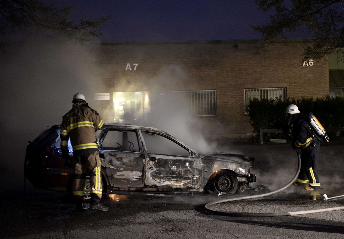 Rootsi tuletõrjad kustutavad Kista linnaosas põlevat autot.