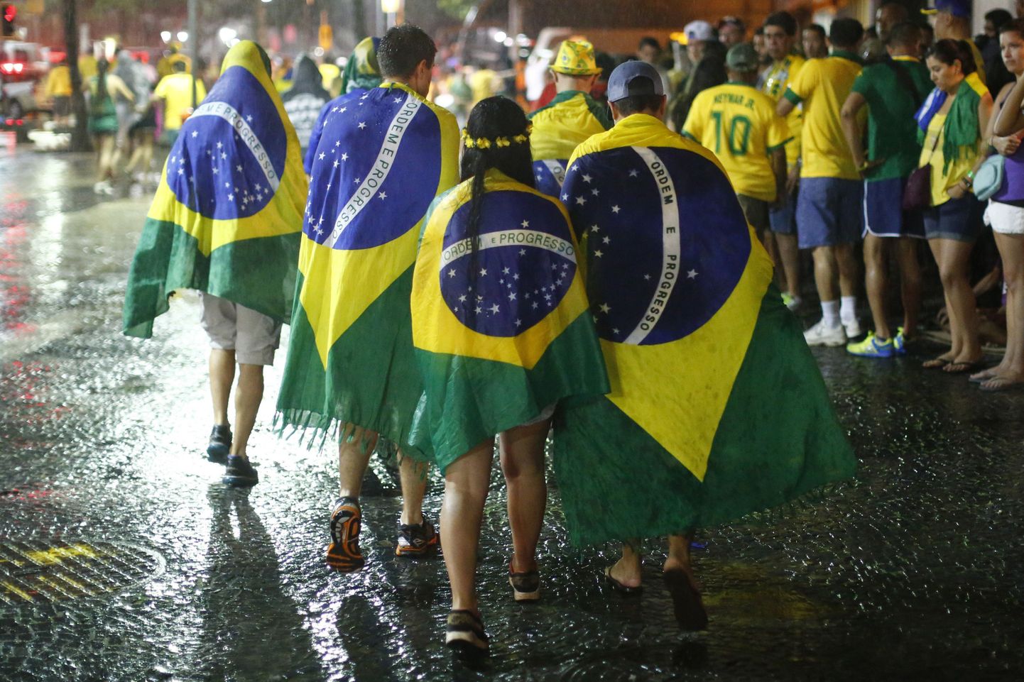 Болельщики Бразилии после поражения сборной.