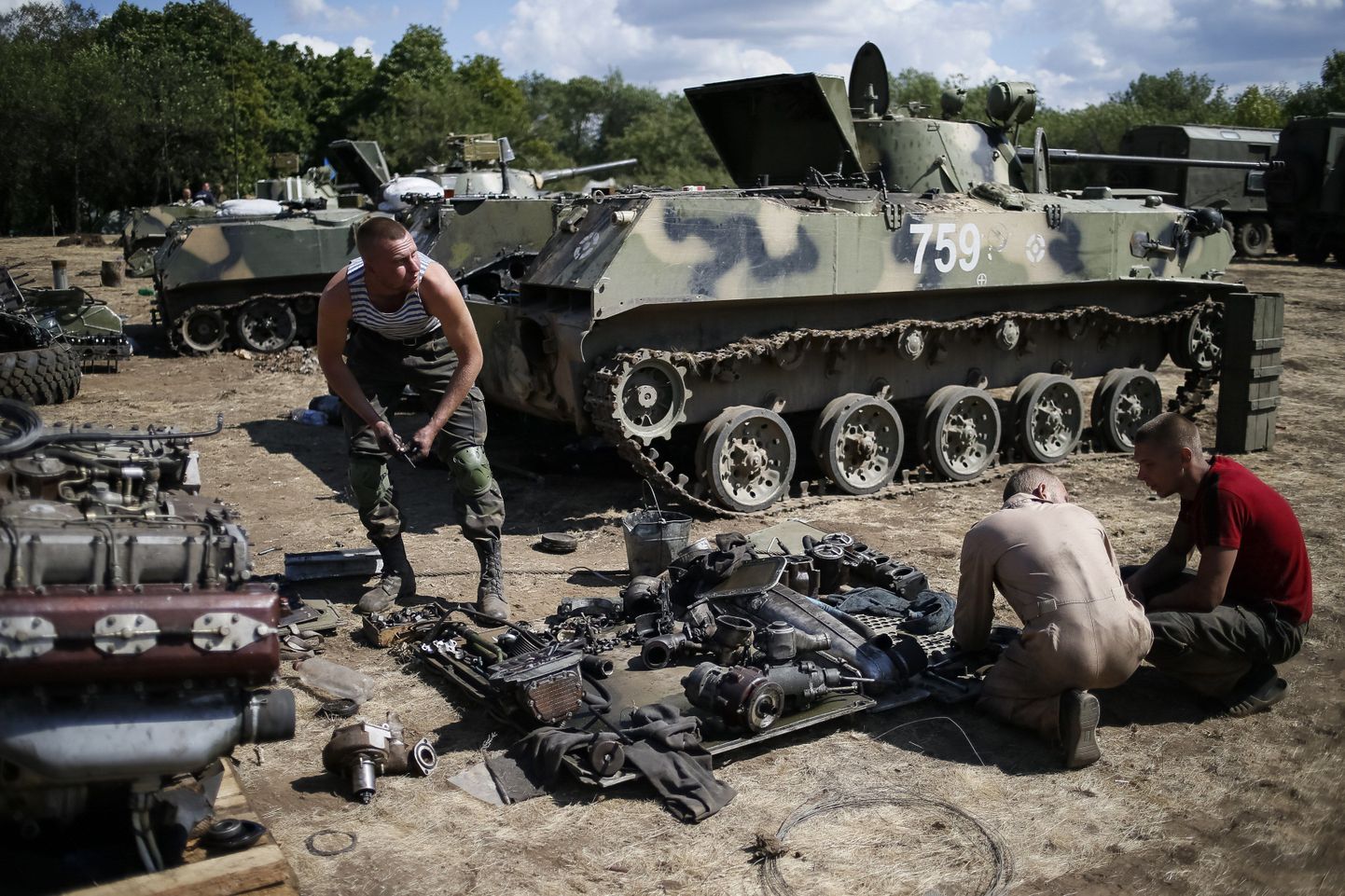 Ukraina sõdurid soomukit parandamas.