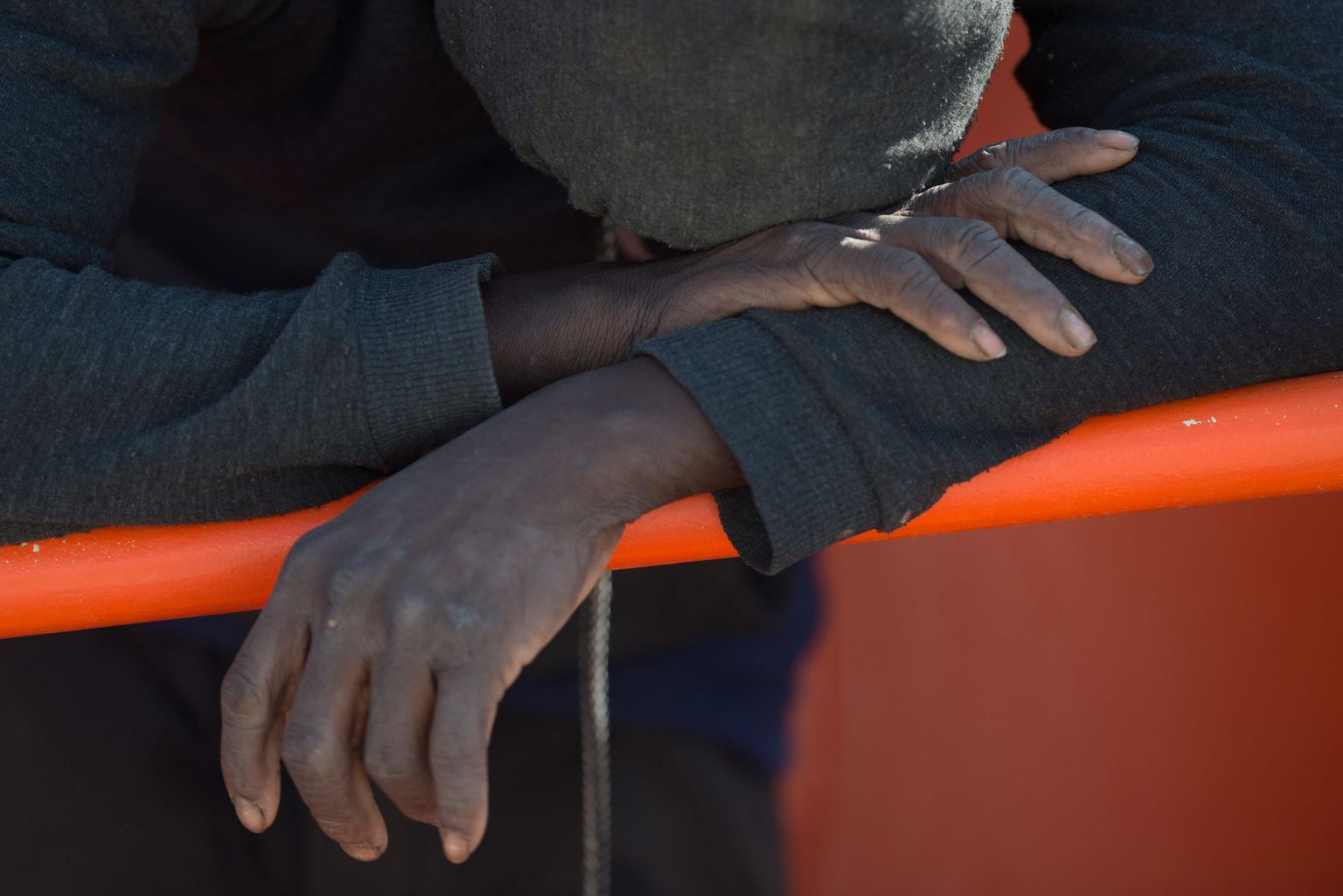«Ellujäänute jutu järgi oli paadis 15 inimest. Päästeteenistus jätkab otsinguid,» ütles Lanzarote kohaliku valitsuse esindaja.