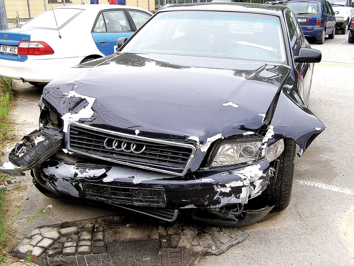 2010. aastal tunnistati Eesti kohtus kindlustuskelmuses süüdi 13-liikmeline kurjategijate grupp, kes püüdis välja petta umbes 2,5 miljoni krooni eest kindlustushüvitisi. Pildil üks konfiskeeritud autodest Audi A8.