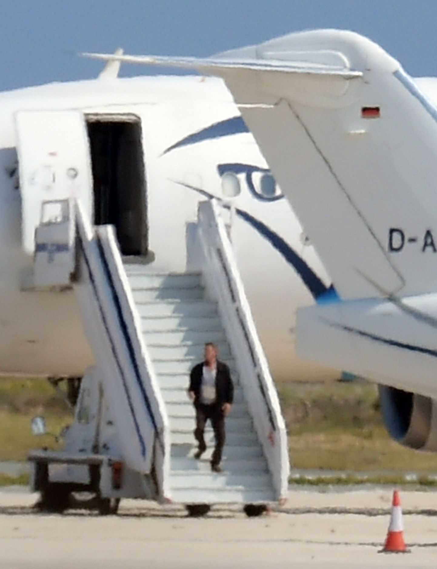 Oletatavalt kaaperdaja lahkumas Egyptairi lennukist Küprose Larnaca lennuväljal