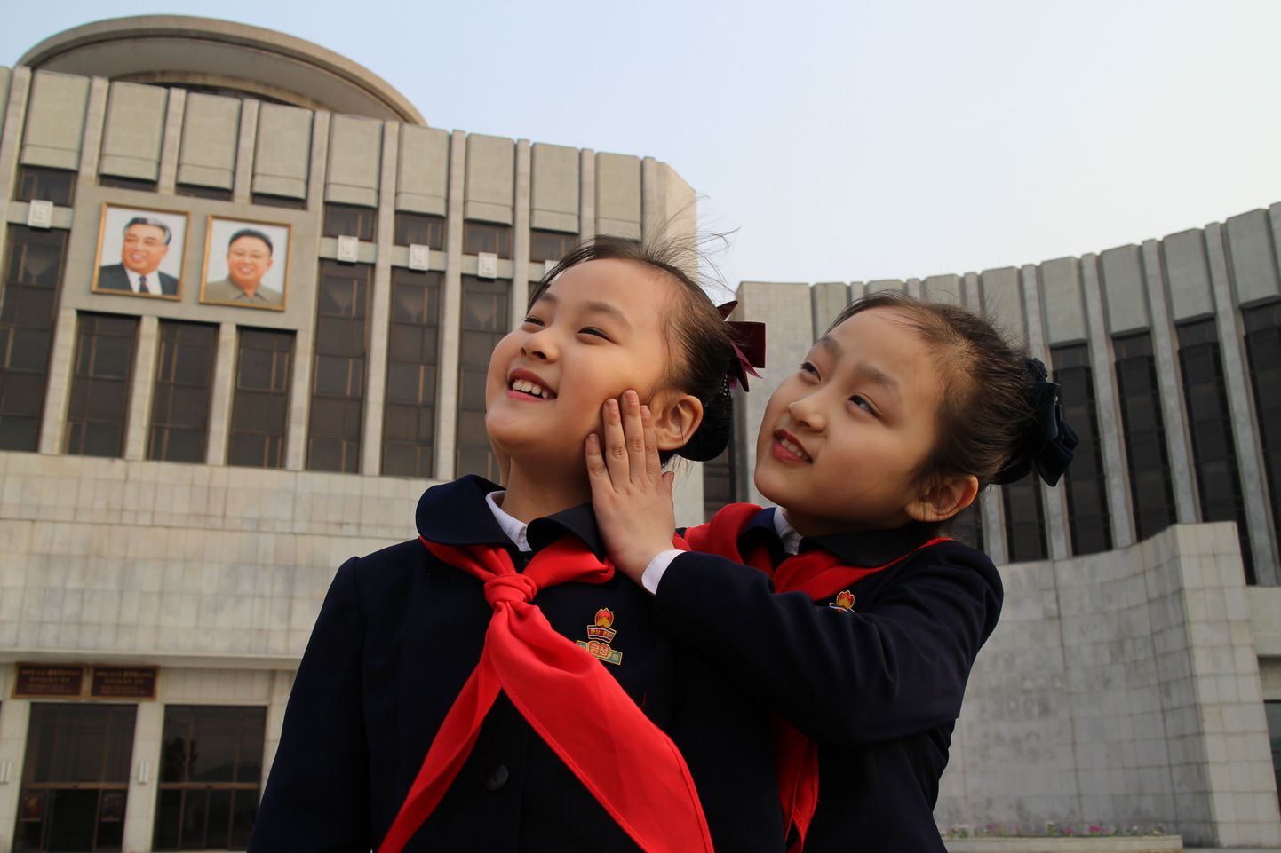 Elu nagu paradiisis? Põhja-Korea koolitüdrukud Vitali Manski kaamera ees.