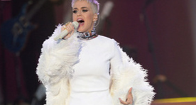 Katy Perry «One Love Manchester» esinemiskleidile olid joonistatud Manchesteri terrorirünnaku 22 ohvri fotod