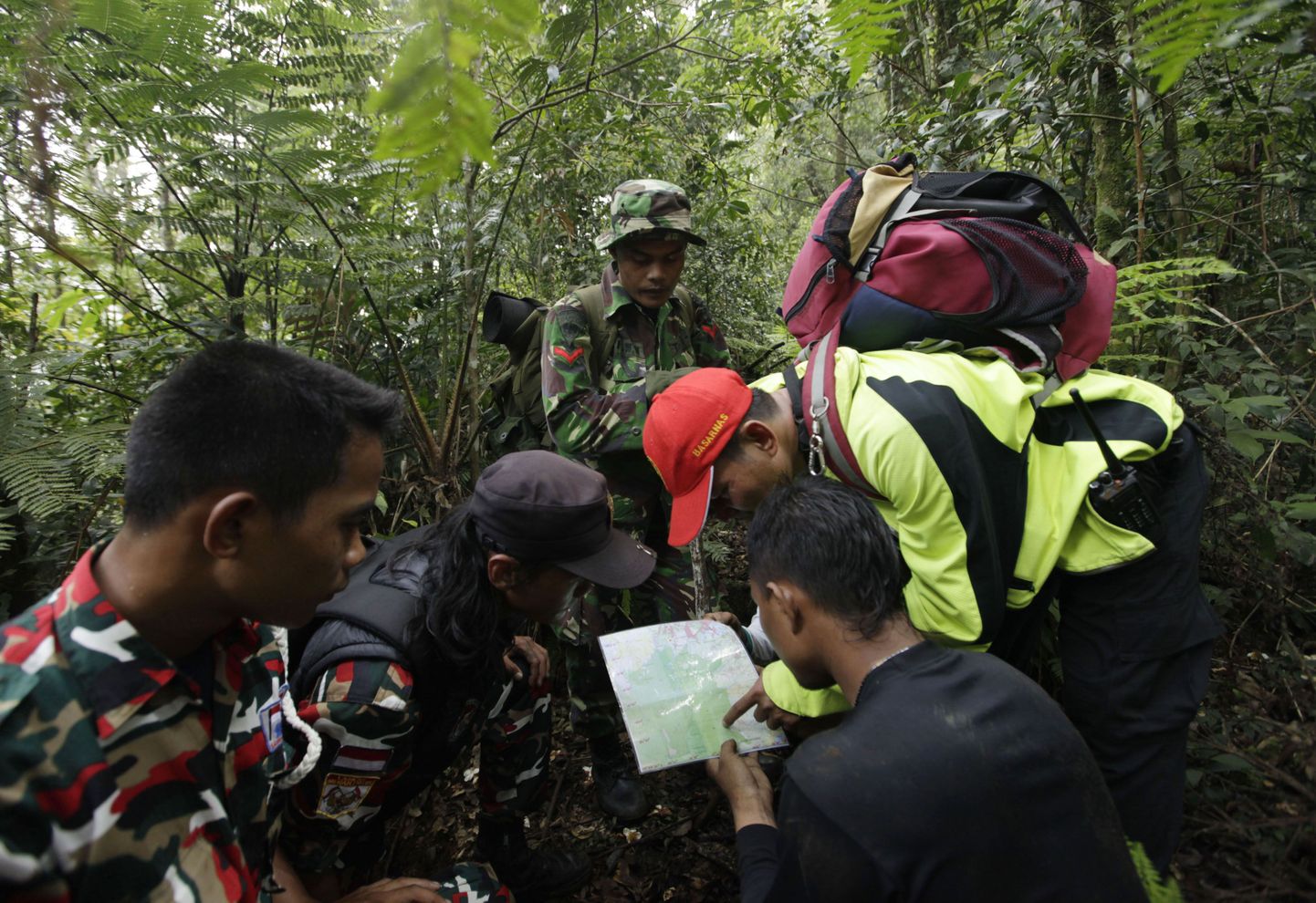 Indoneesia päästeametnikud, kes otsivad reisilennuki Superjet-100 tükke, uurivad Salaki mäel piirkonna kaarti.