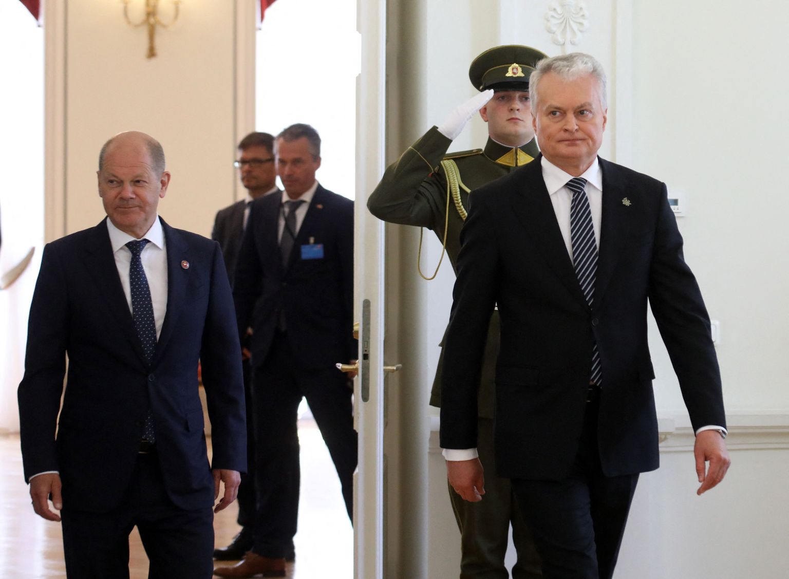 Saksa kantsler Olaf Scholz (vasakul) ja Leedu president Gitanas Nauseda (paremal) Vilniuses.