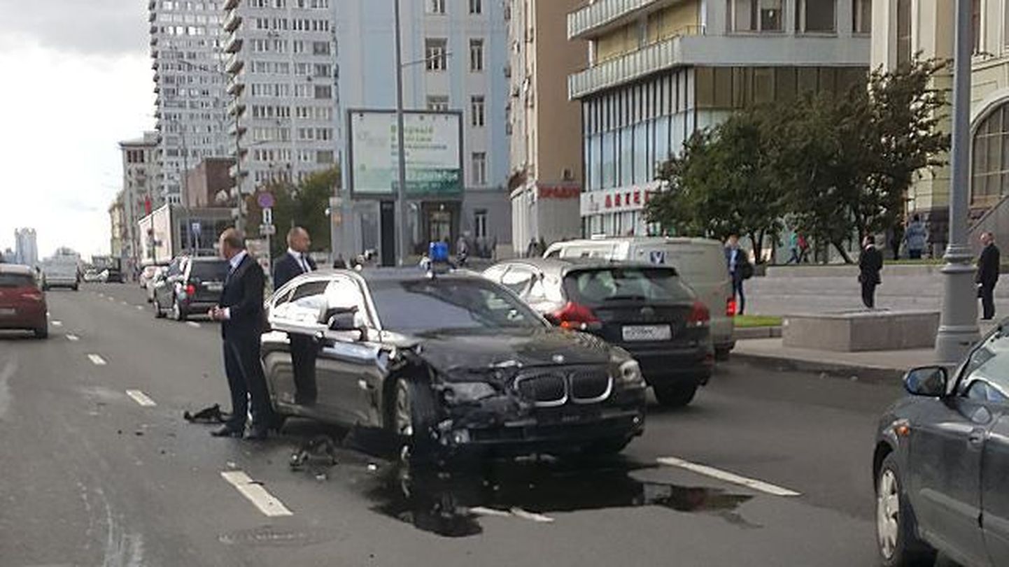 Venemaa presidendi Vladimir Putini nõuniku Vladislav Surkovi auto sattus avariisse