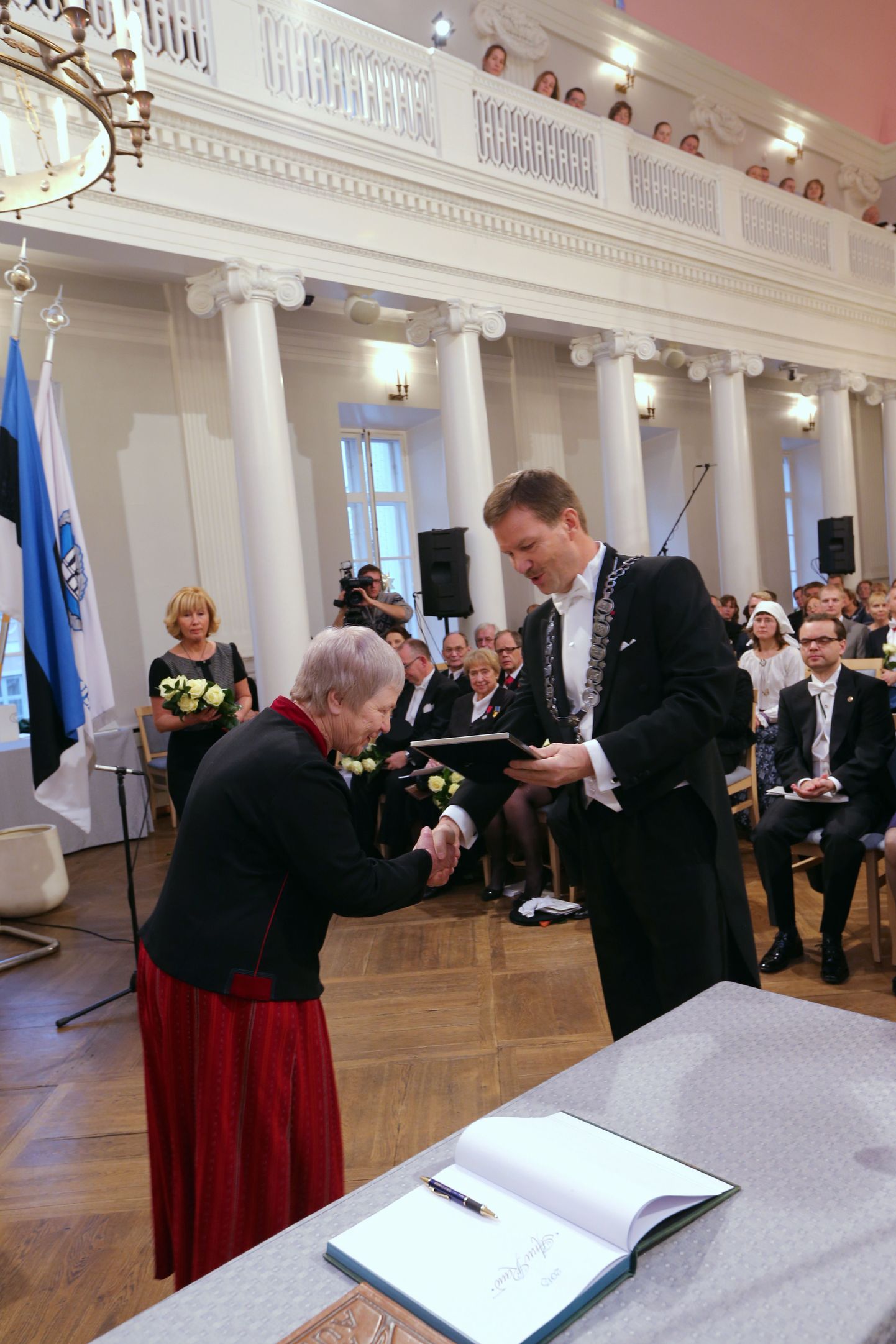 Rahvusülikooli 94. aastapäeva aktus. Tartu Ülikooli Rahvusmõtte auhinna üleandmine.
Pildil auhinna saaja Anu Raud ja TÜ rektor Volli Kalm.