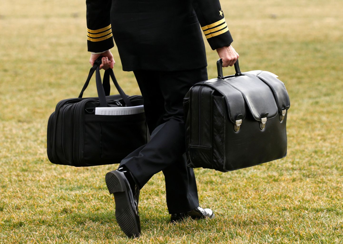 Sõjaväeametnik «tuumajalgpalli» kandmas.