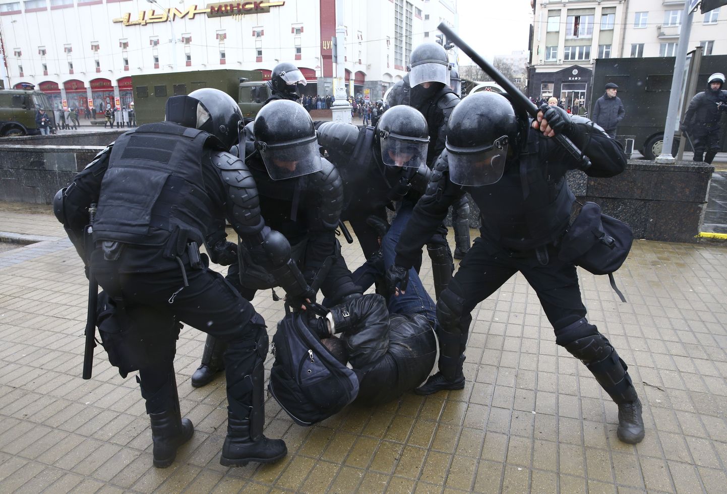 Julgeolekujõudude ja meeleavaldajate vastasseis üleeeile Minskis.