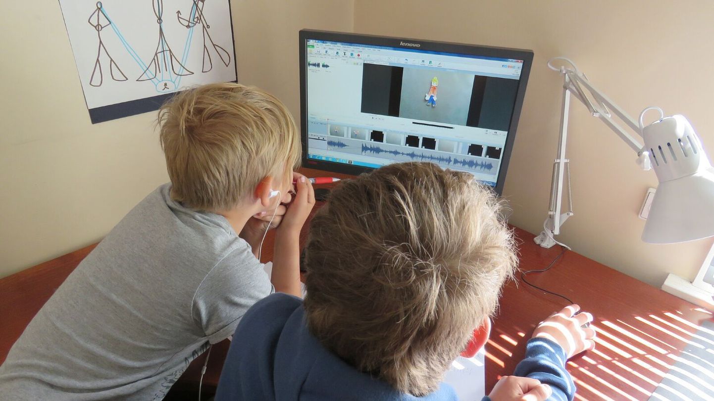 Animatsiooni linnalaagrist osa võtvad 13aastane Toomas ja 11aastane Marvin viimistlevad oma filmi "Endotale: Käemärkide Valitseja" treilerit.
