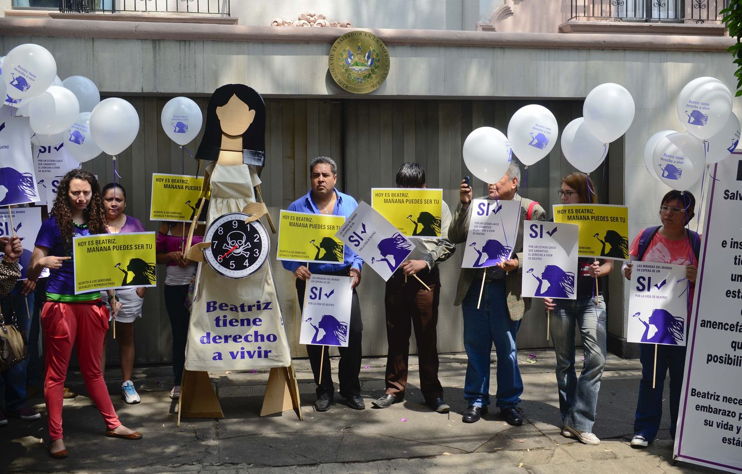 Amnesty Internationali protest eile El Salvadori saatkonna ees Mehhiko pealinnas. Meeleavaldajad kannavad plakateid tekstidega «Beatrizil on õigus elule».