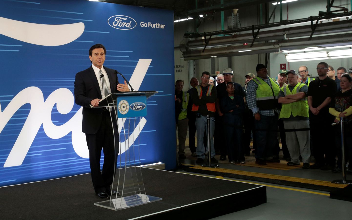 Fordi tegevjuht Mark Fields teatas teisipäeval, et ettevõte loobub mullu välja kuulutatud plaanist rajada autotehas Mehhikosse.