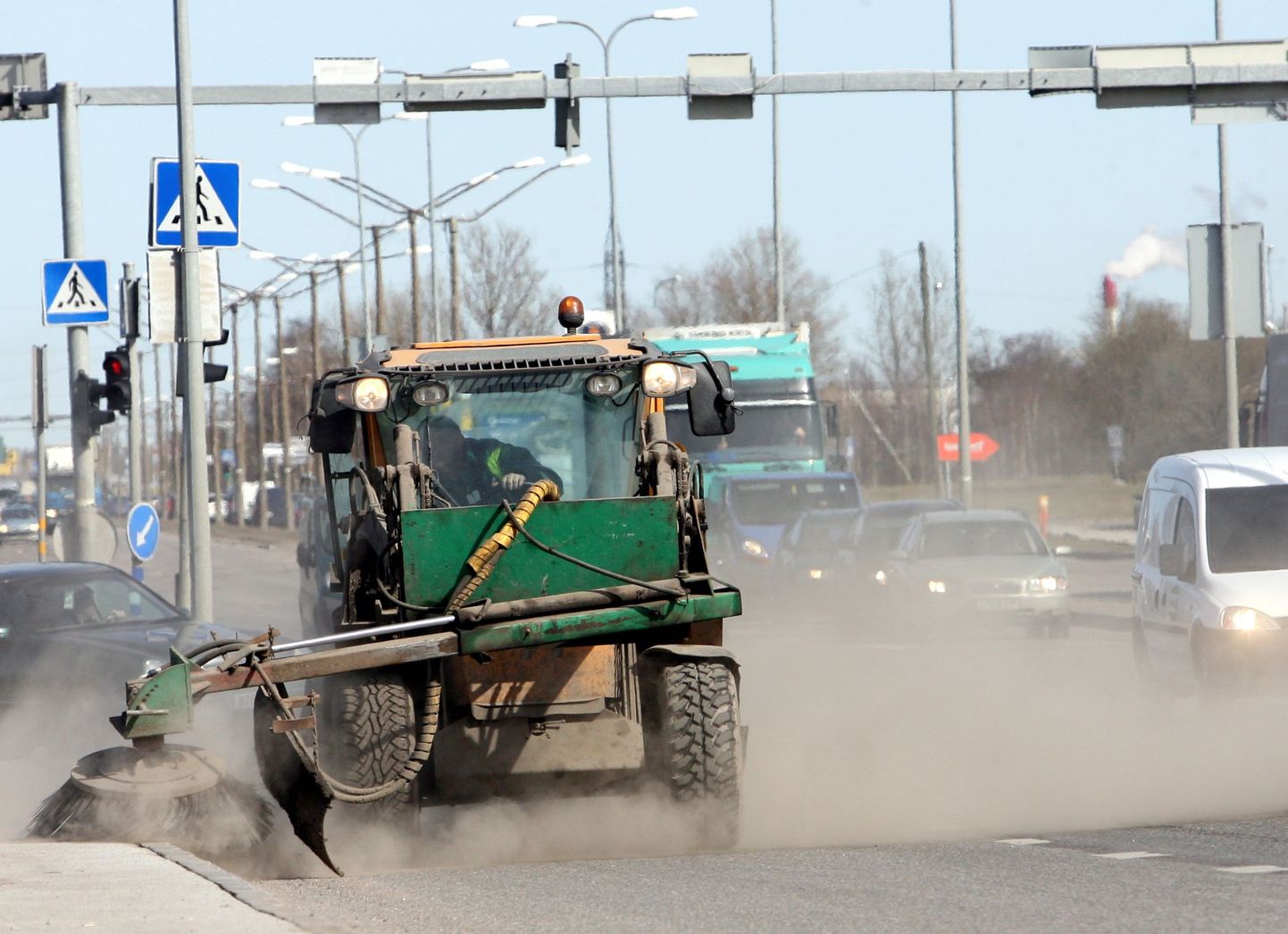 Eile Smuuli teed puhastanud traktori ümber hõljus selle tööga paratamatult kaasnev tolmupilv.