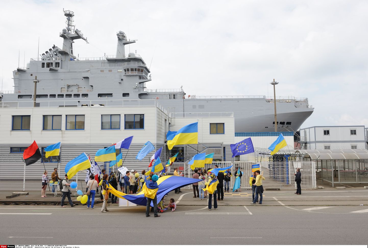 Juunis toimus Prantsusmaal ehitusjärgus Mistral-tüüpi Vladivostoki juures meeleavaldus, kus lehvisid ELi ja Ukraina lipud.