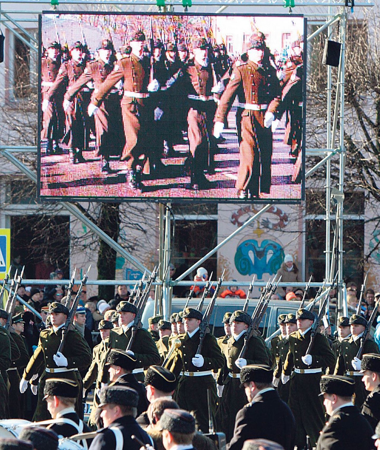 Seekord ei toimu 24. veebruaril Pärnus mitte ainult kaitseväe paraad nagu aastal 2008 (pildil), vaid ka pidulik kontsert ja presidendipaari vastuvõtt.