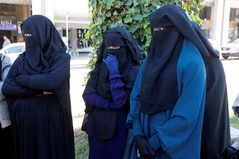 Burkades naised riietuse keelustamise vastu meelt avaldamas. Foto: STRINGER/REUTERS/Scanpix