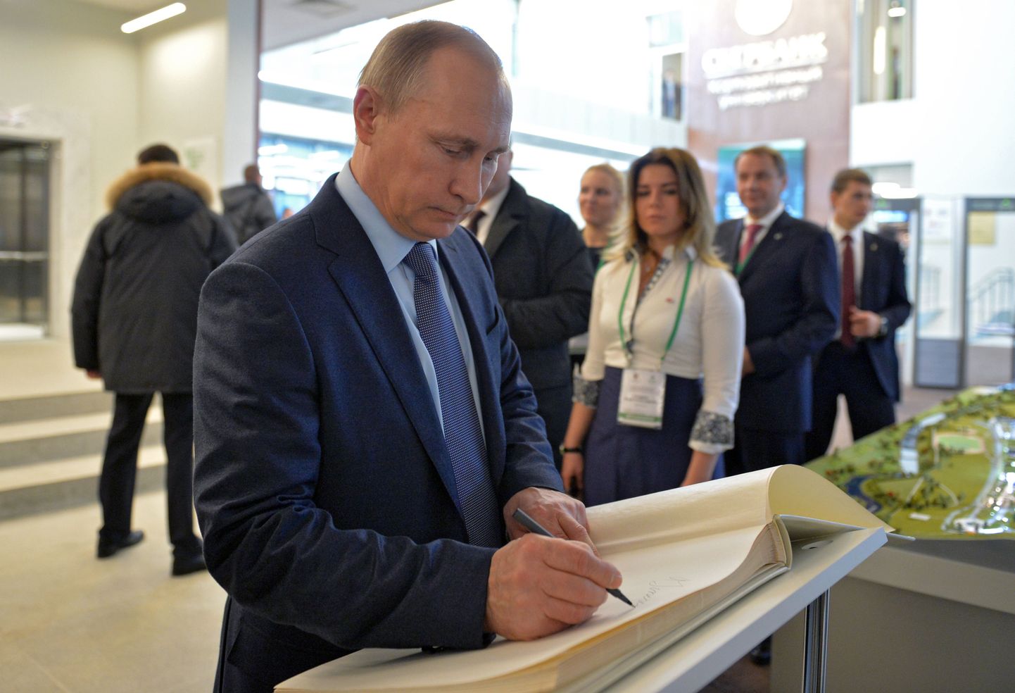 President Vladimir Putin kirjutas pärast iga-aastast kohtumist regionaaljuhtidega külalisteraamatusse.