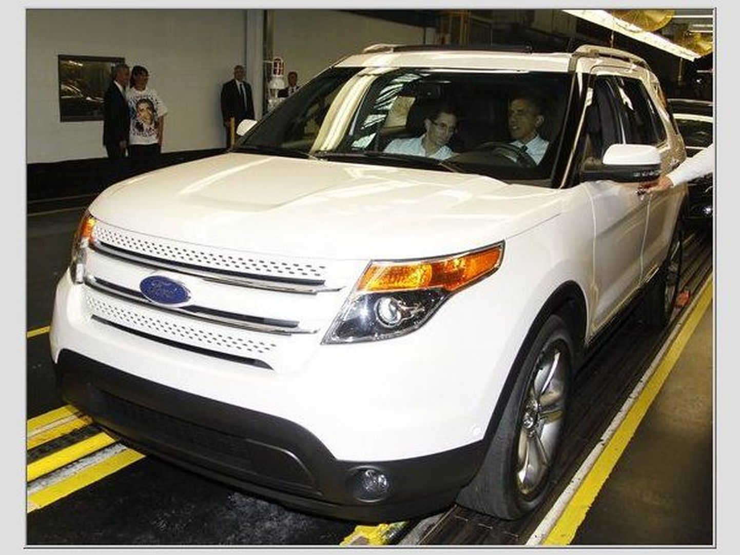USA president Barack Obama istumas 2011. aasta Ford Exploreri roolis Chicago tehases aastal 2010.