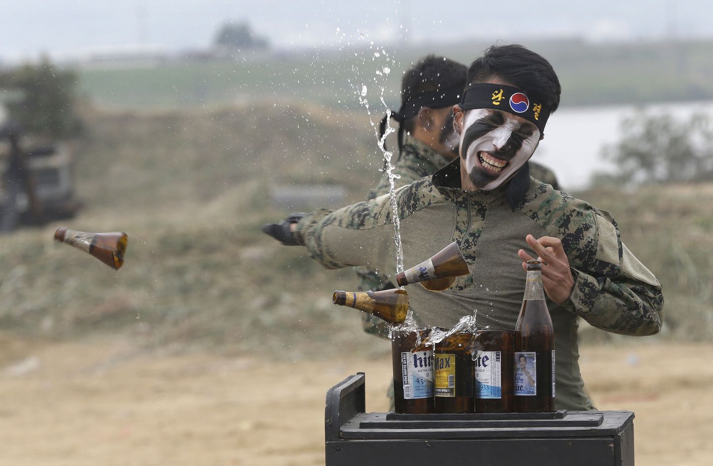 Южнокорейский спецназовец разбивает бутылки рукой. Иллюстративное фото.