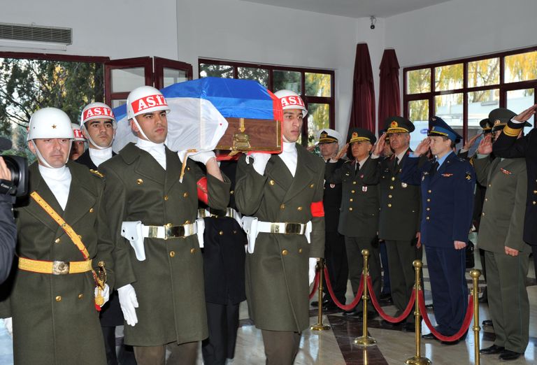 Vene ohvitseri kirst Vene lipu all ja Türgi sõjaväelaste õlgadel.