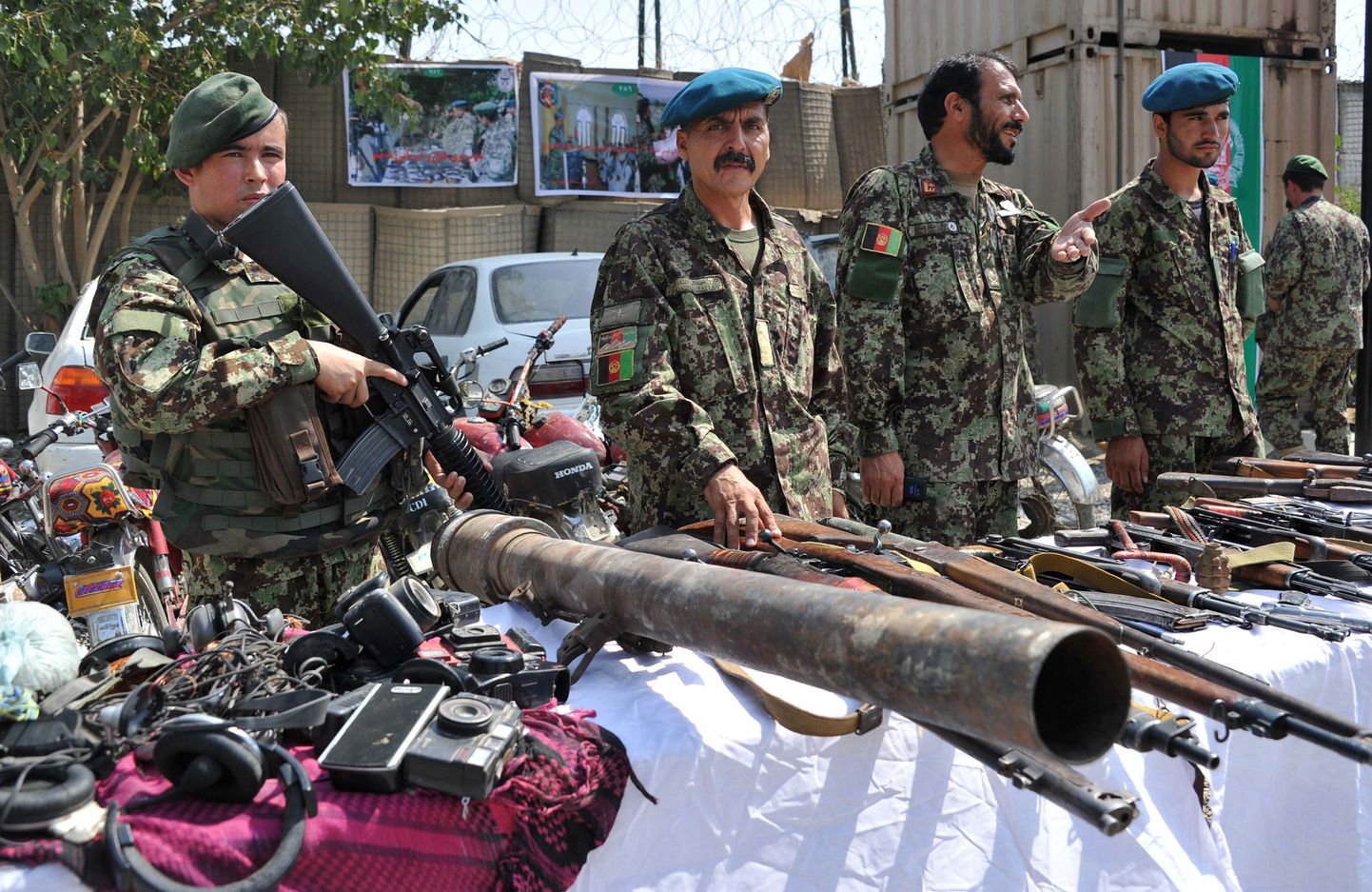Afganistani armee sõdurid seisavad Talibanilt konfiskeeritud relvade kõrval.