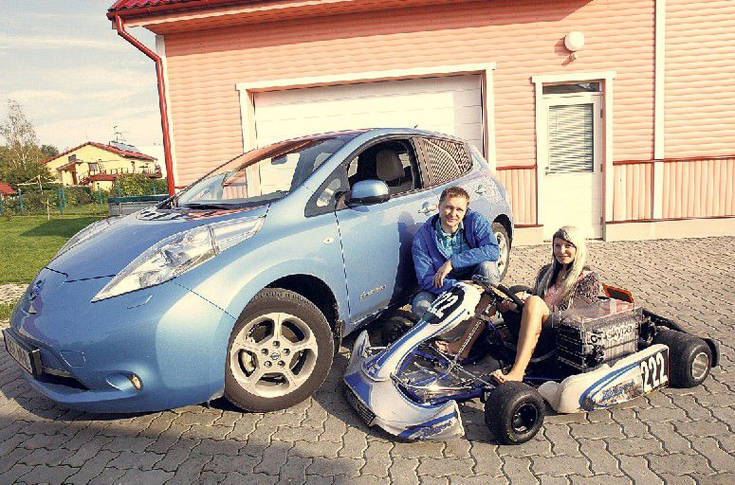 Kaks uudset masinat: Rainer ja Triin Paat on elektriautoga Nissan Leaf läbinud suve algusest 5500 km. Esiplaanil Raineri ehitatud elektrikart.