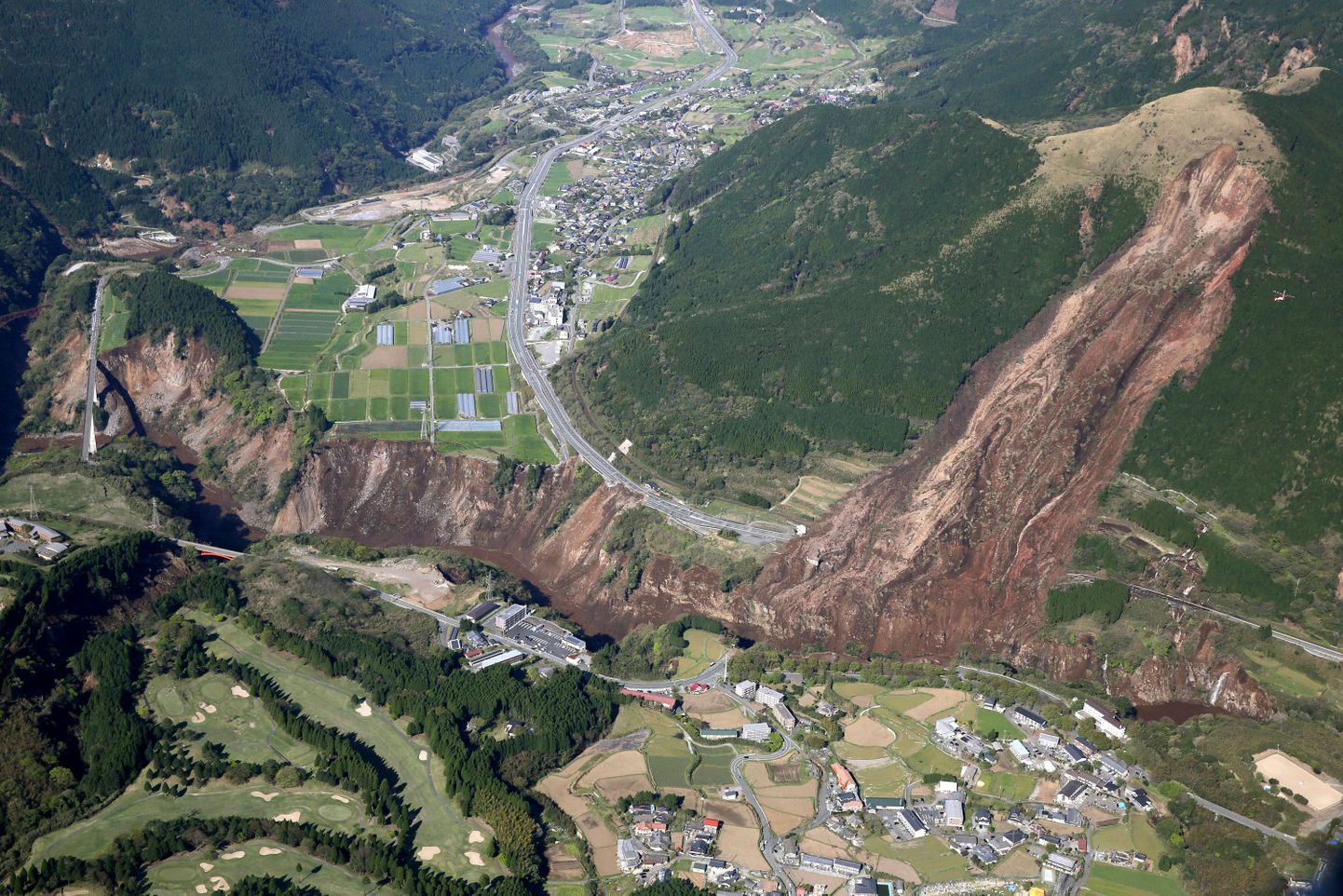 Kumamoto prefektuuris järgnes tõukele maalihe, mis hävitas mitmeid elumaju ja sulges maantee.