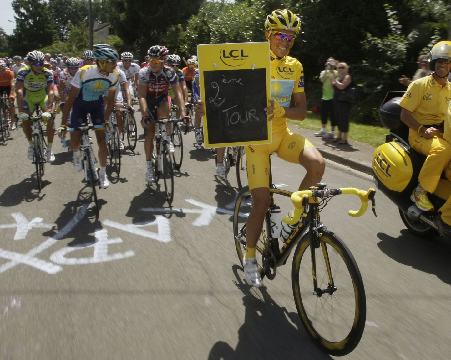 Alberto Contador hoiab tahvlit, kus on prantsuse keeles kirjutatud teine tuur, viidates tema teisele üldvõidule Prantsusmaa velotuuril.