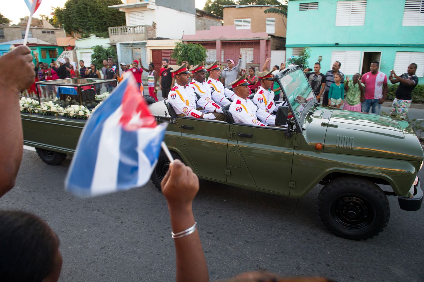 Прах Фиделя Кастро сквозь толпы людей везут на кладбище в городе Сантьяго-де-Куба.