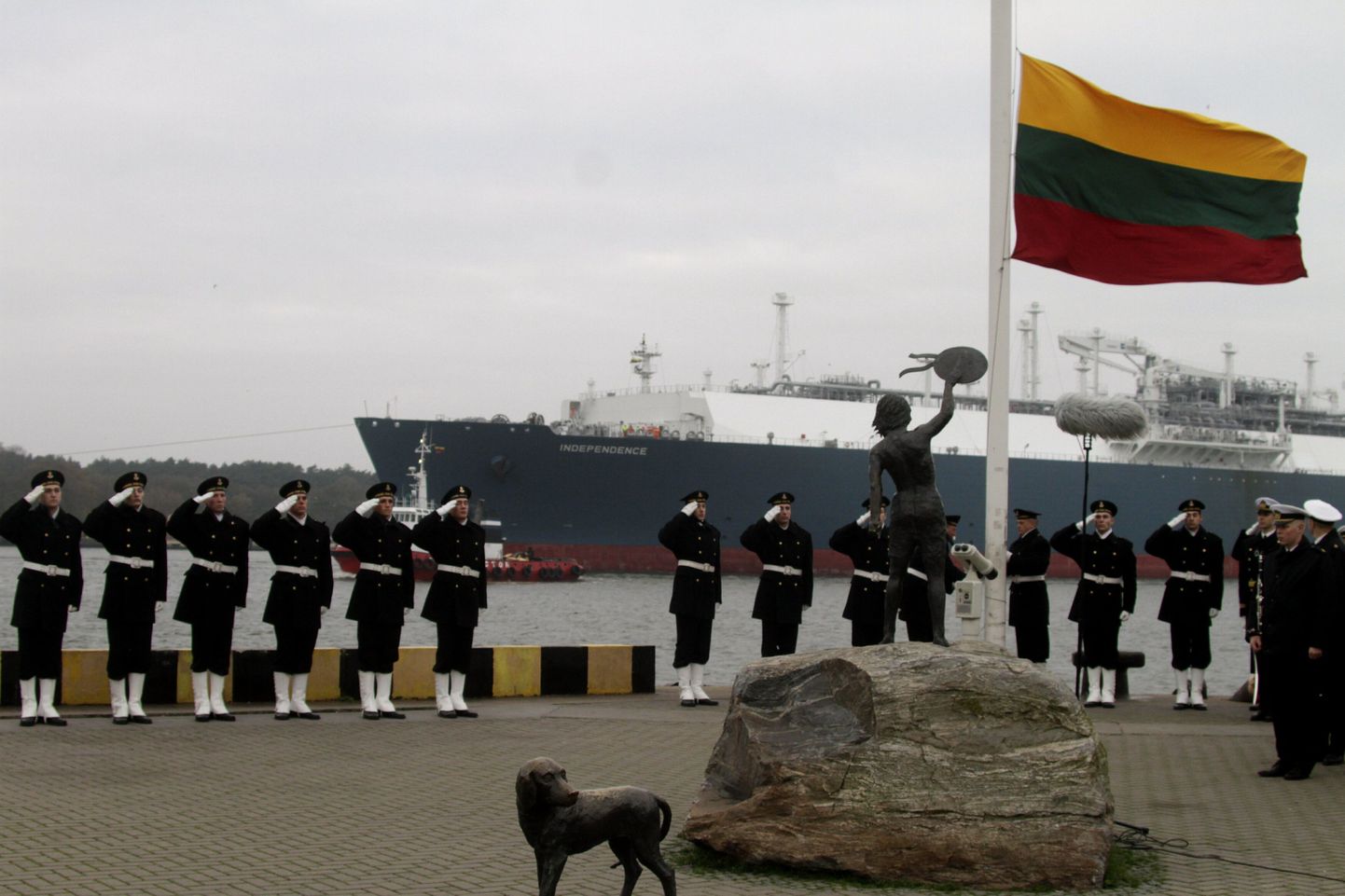 Leedu mereväelased tervitavad Klaipeda sadamas saabunud ujuvat LNG terminali Independence.