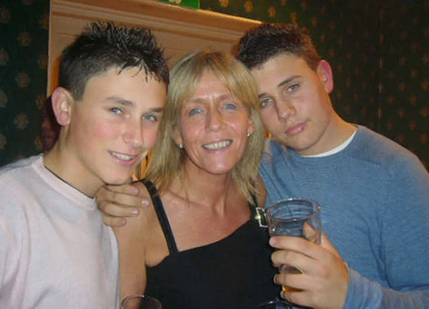 Paremal mõrvatud näitleja Robert Knox, vasakul tema 17-aastane vend Jamie ja keskel poiste ema Sally.