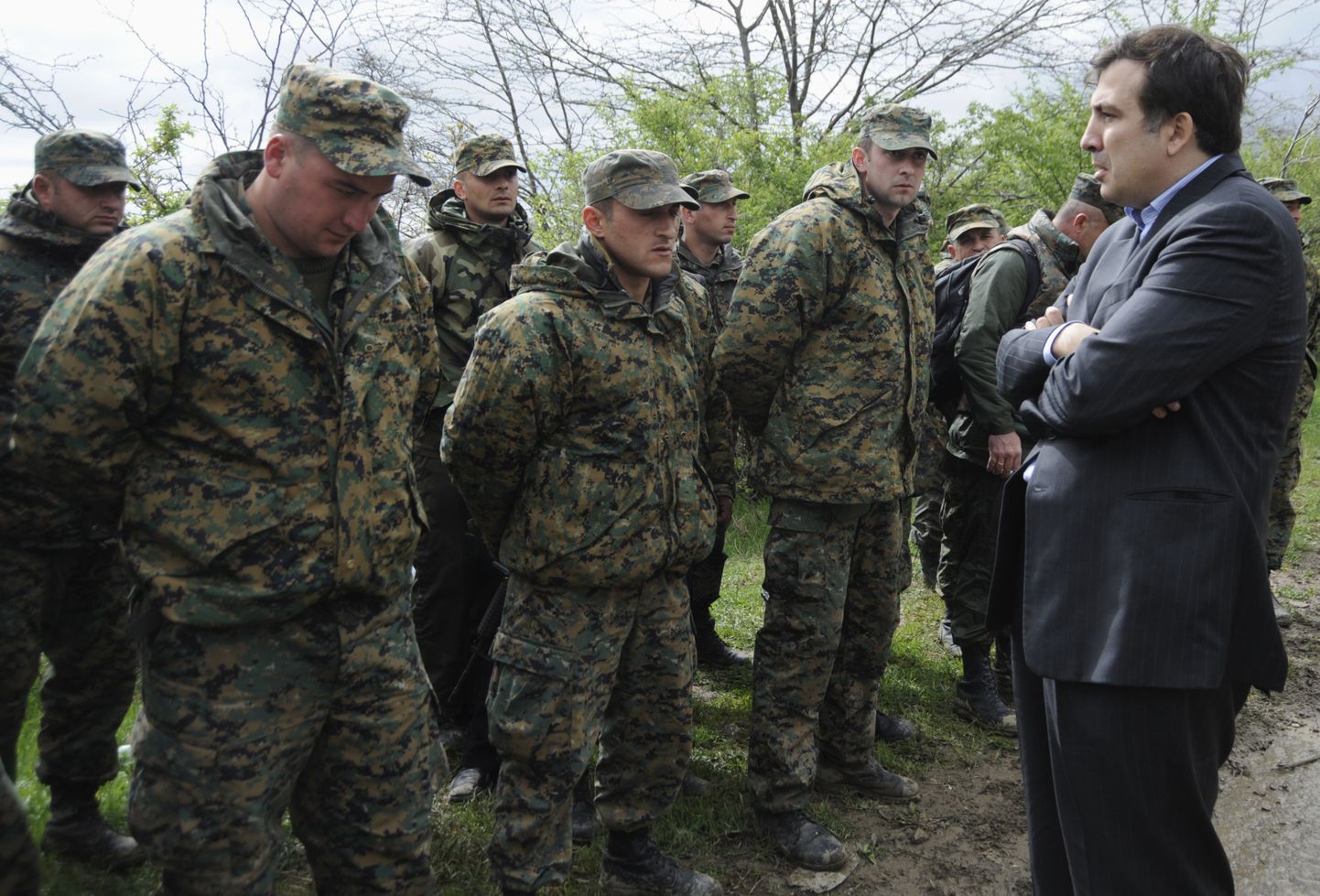 Gruusia president Mihheil Saakašvili kõneles pärast väidetava mässu mahasurumist Muhrovani tankibaasis allumatuks muutunud sõduritega isiklikult.