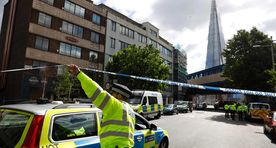В Британии вооруженный мужчина захватил заложников в центре занятости (фото)