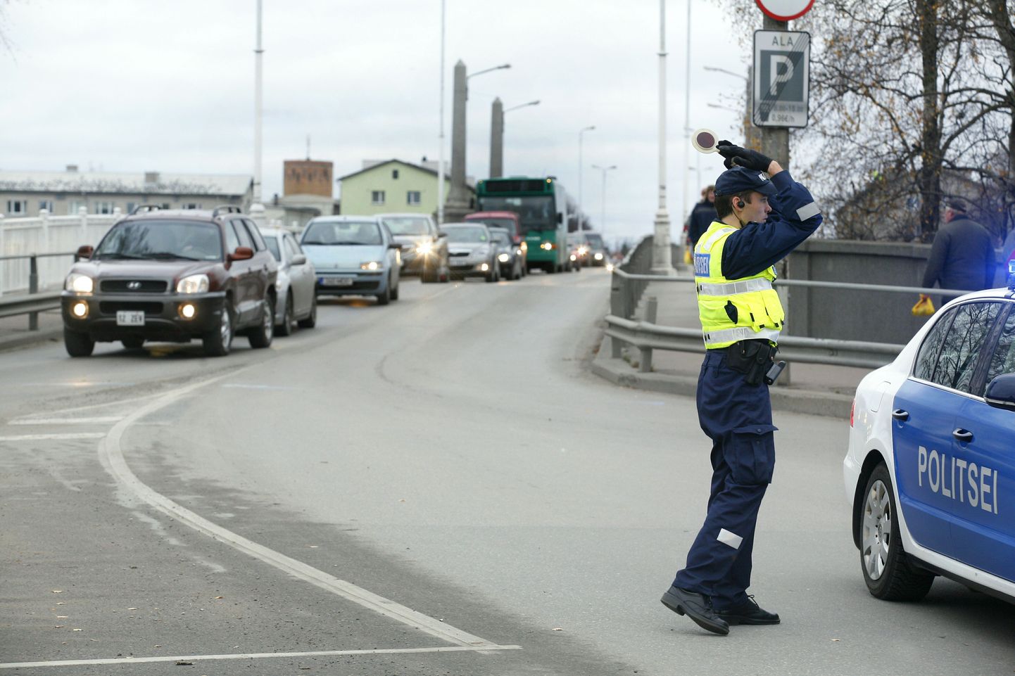 Politsei Kesklinna sillal liiklust reguleerimas. Foto on illustreeriv.