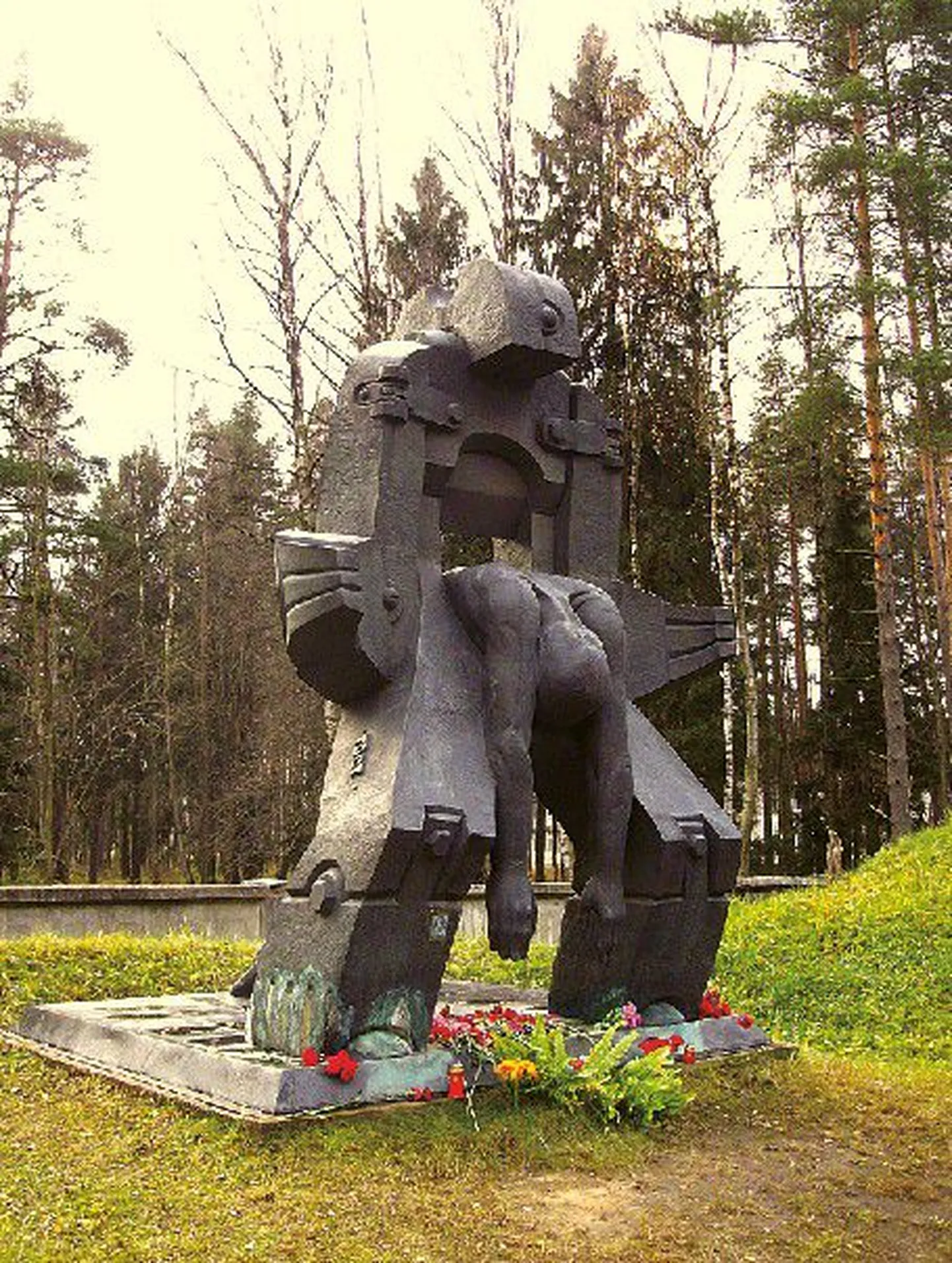 «Молох тоталитаризма» — так называется скульптура, установленная  на Левашовском кладбище под Санкт-Петербургом в 1996 году. Авторы — Нина Галицкая и Виталий    Гамбаров.