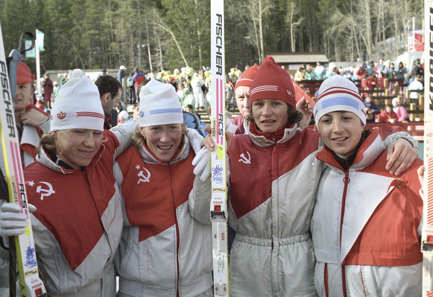 Nõukogude Liidu teatenaiskond Calgary olümpiamängudel. Vasakul Anfisa Reztsova, Tamara Tihhonova, Svetlana Nageikina ja Nina Gavriljuk.