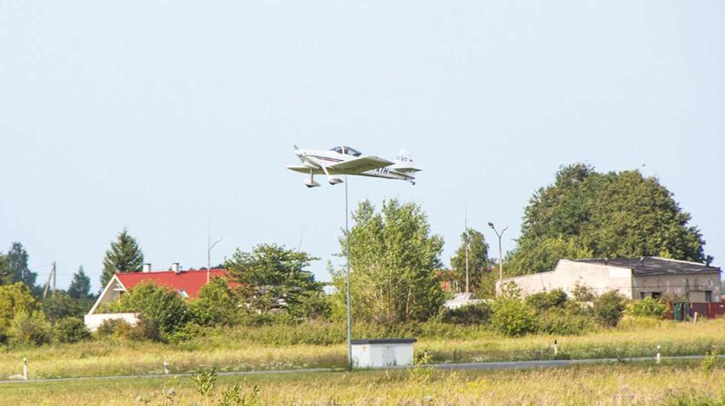 Rakvere lennuväli pole küll hetkel kantud lennundusteabe kogumikku, kuid omal vastutusel võib seal maanduda.