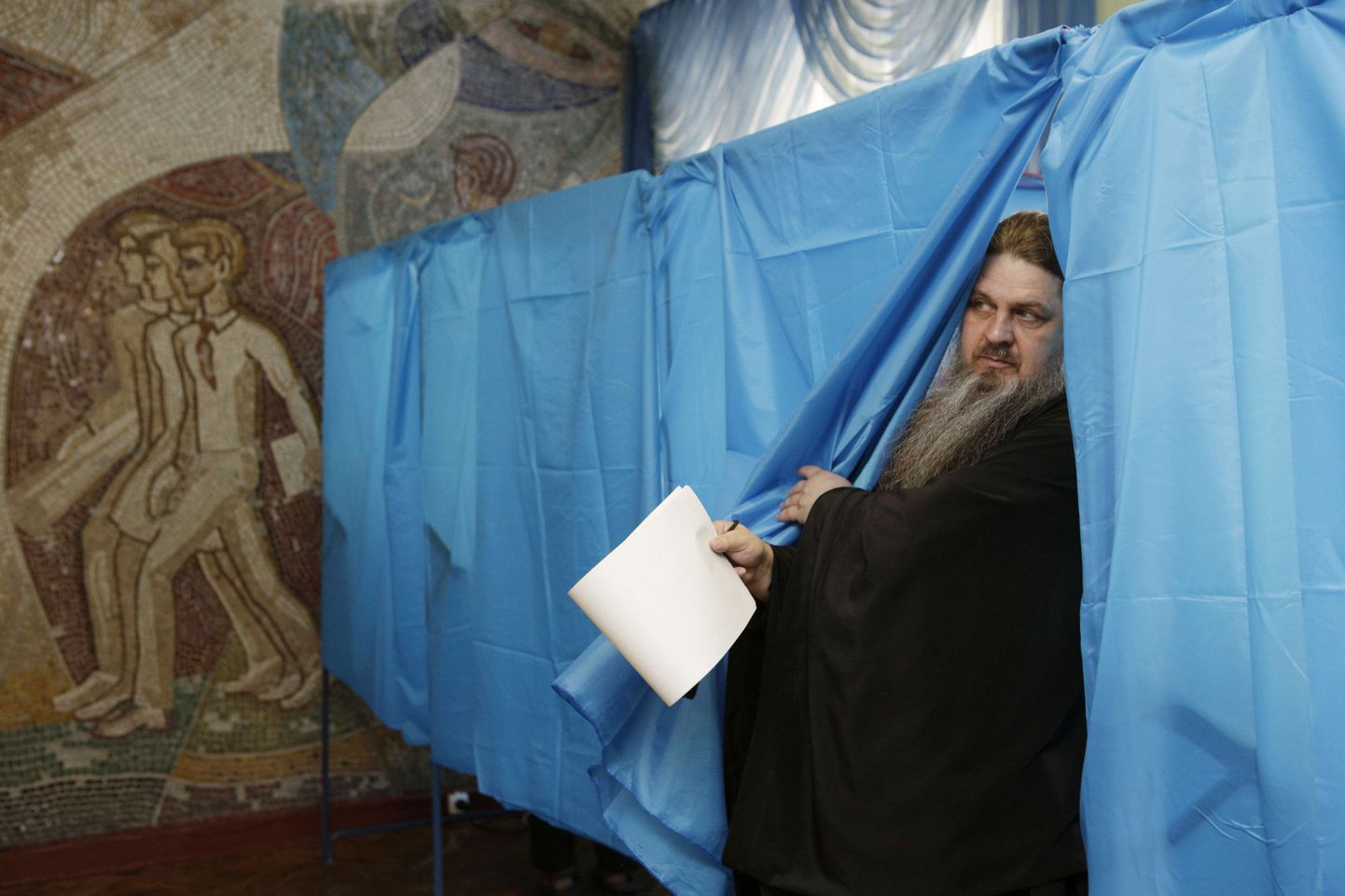 Православный священник голосует на выборах президента Украины в Киеве 25 мая 2014 года.