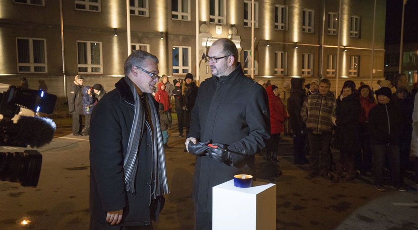 Praost Marko Tiitus ja linnapea Ando Kiviberg süütasid laupäeva õhtul linnakuuse all ühiselt advendiküünla.