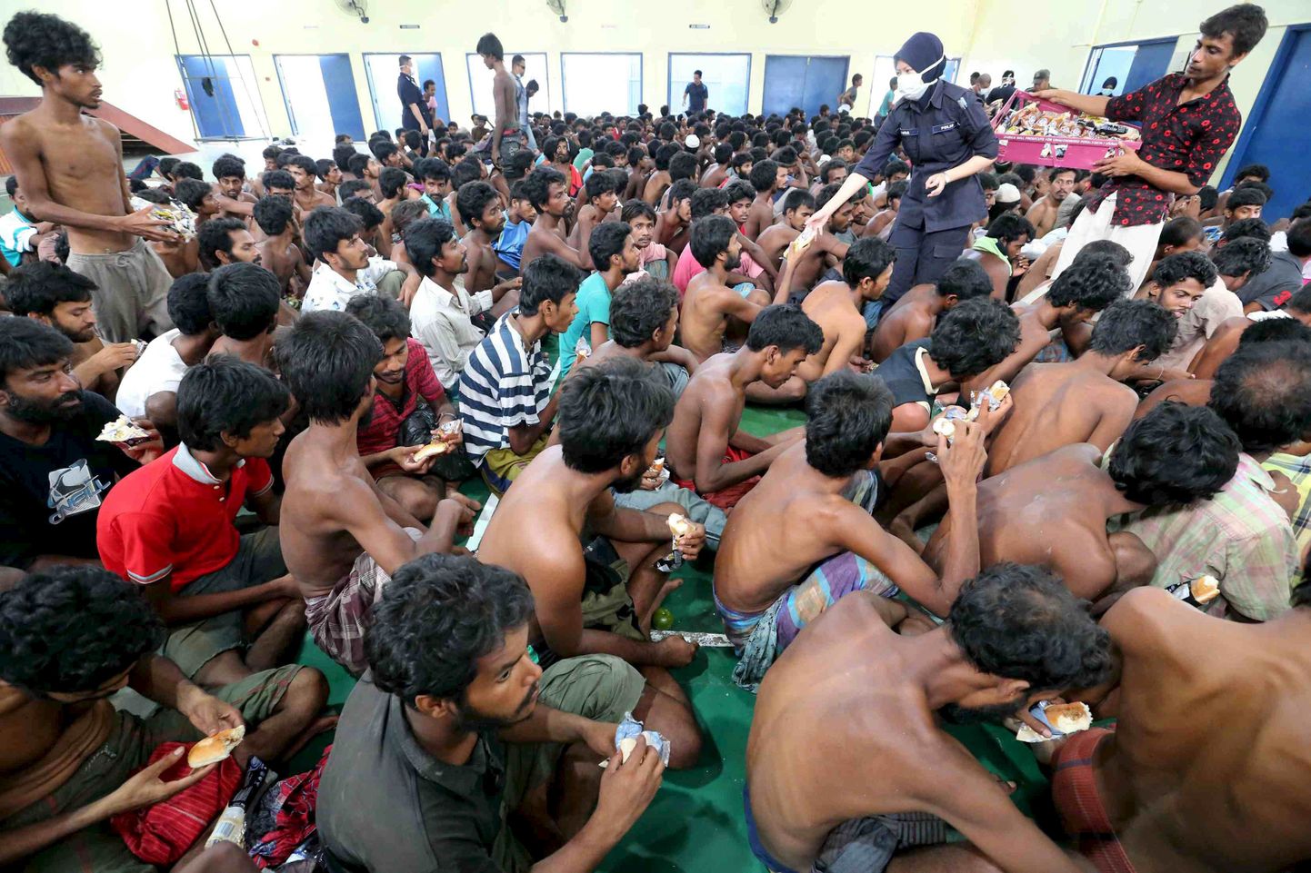Malaisia politsei jagas nälginud ja janustele illegaalsetele immigrantidele toitu.