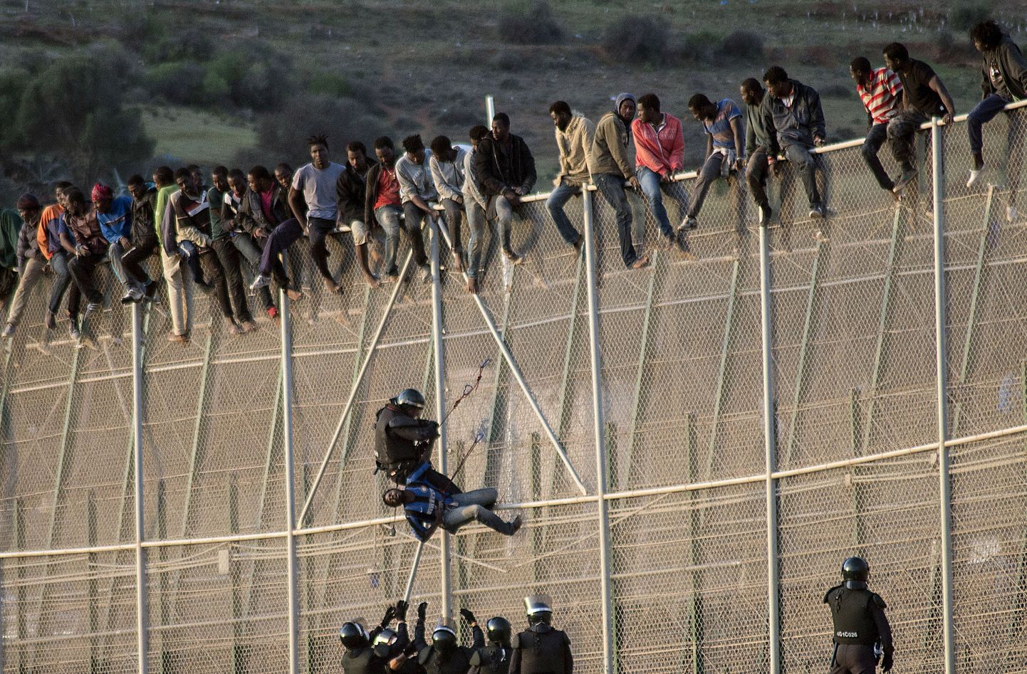 Aafrika migrandid Ceuta piiritaral.