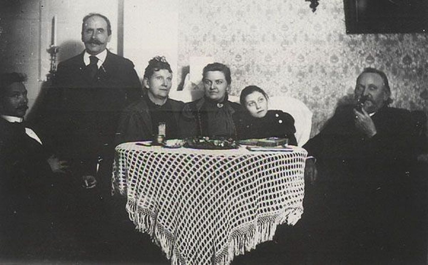 Fotograaf Jakob Jobso-Livenström (paremalt esimene) 1896. aastal Paides oma pereliikmete keskel. Teiste pereliikmete nimed ja sugulusastmed on paraku teadmata.
