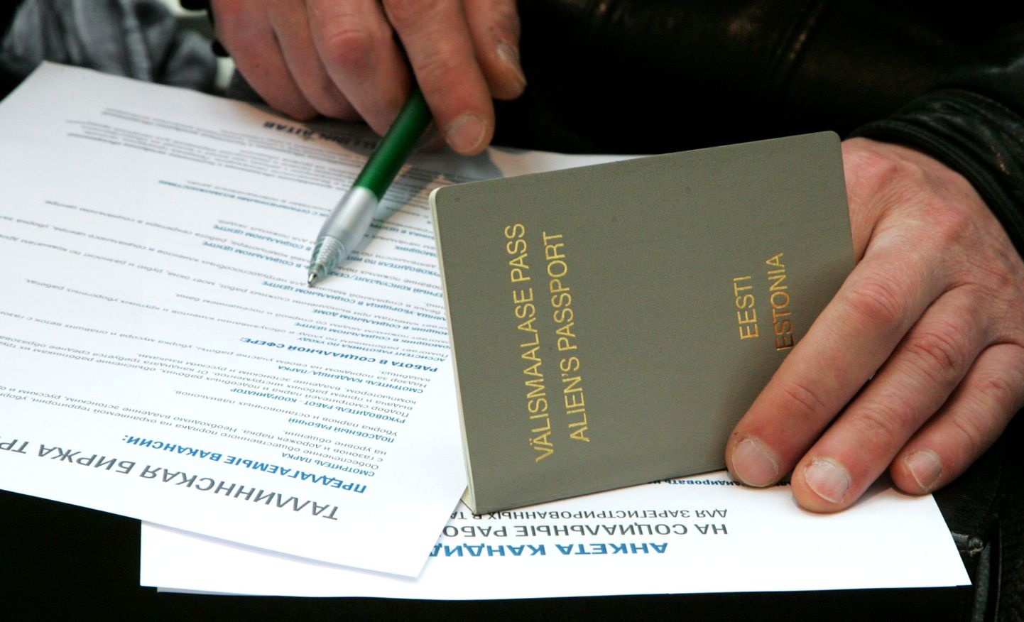 Паспорт иностранца. Иллюстративное фото.