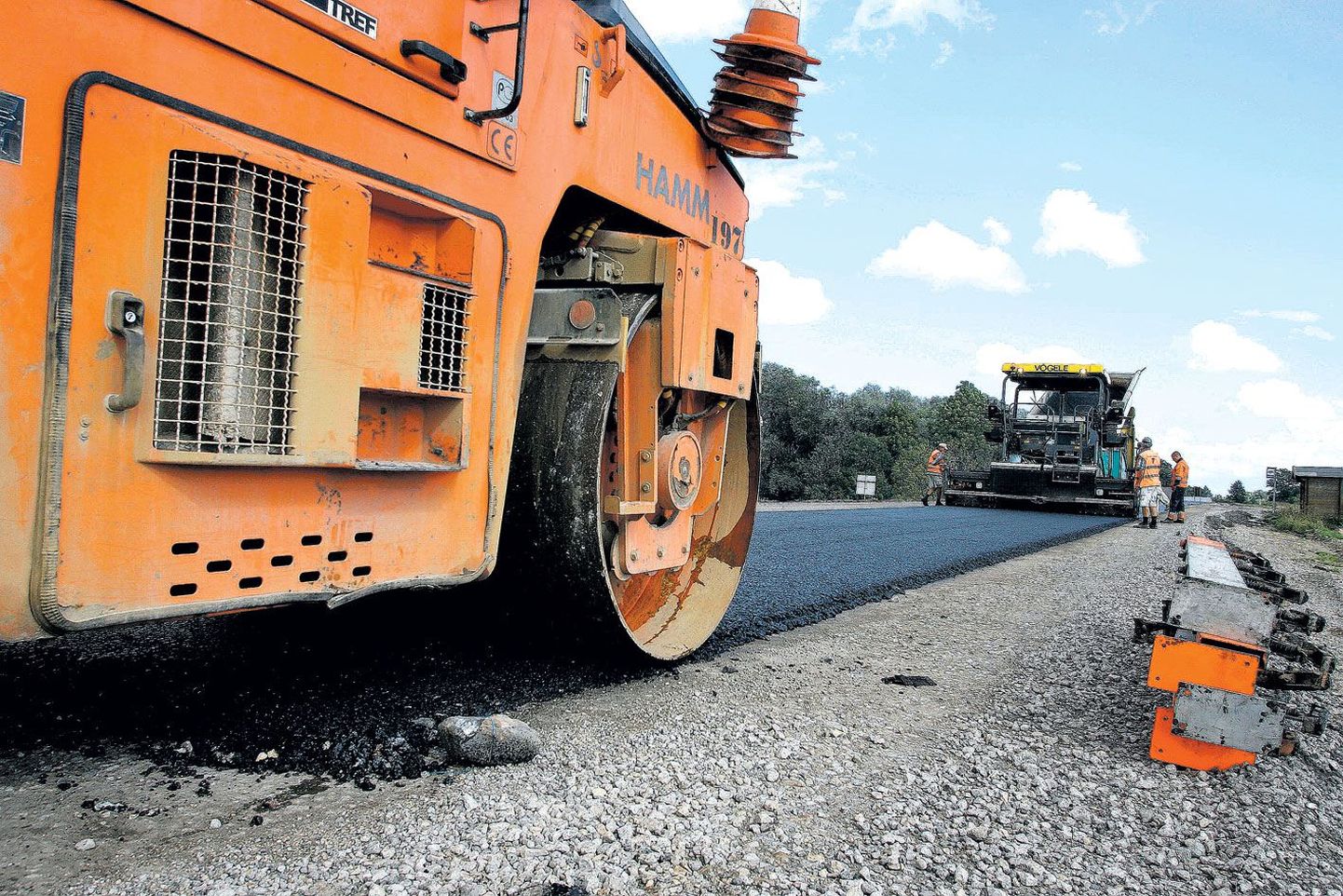 Eile panid Trefi töömehed Viljandi-Tartu maantee 8. kilomeetril asuval Kuudeküla ristil maha esimese koorma asfalti.