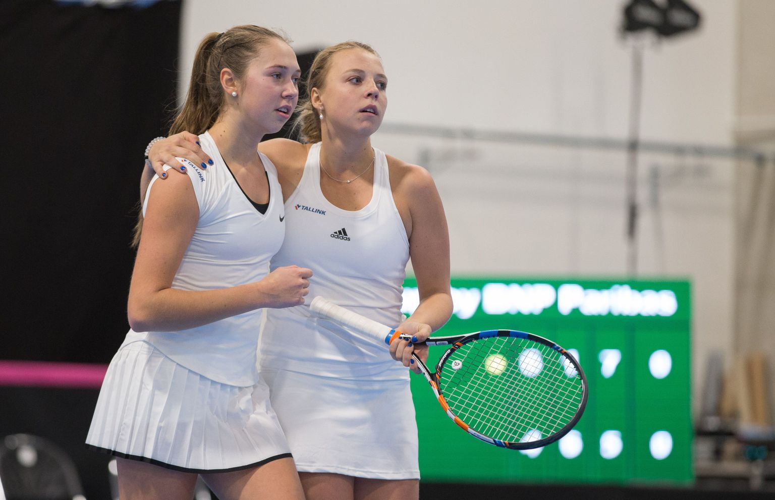 21-aastane Anett Kontaveit (paremal) oli 16-aastasele Maileen Nuudile paarismängudes oluliseks toeks.