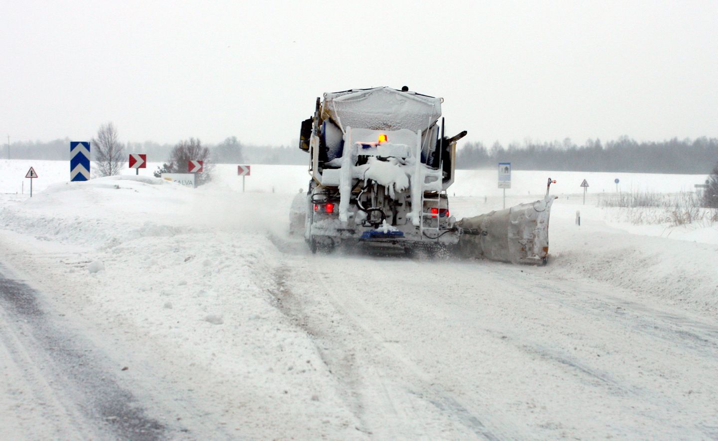 Lumest ummistunud teede tõttu ei pääse kiirabi abivajajateni.