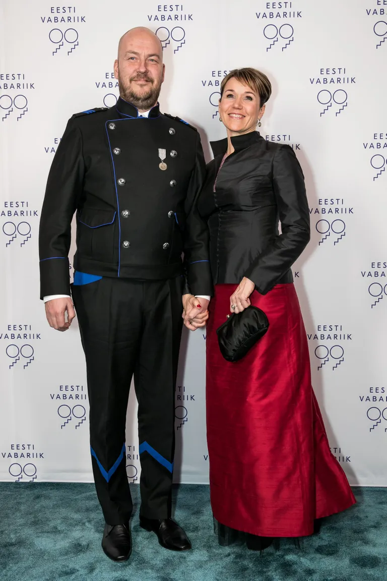 Riigikogu liige Artur Talvik ja Anneli Talvik, kes kannab Reet Ausi loomingut.