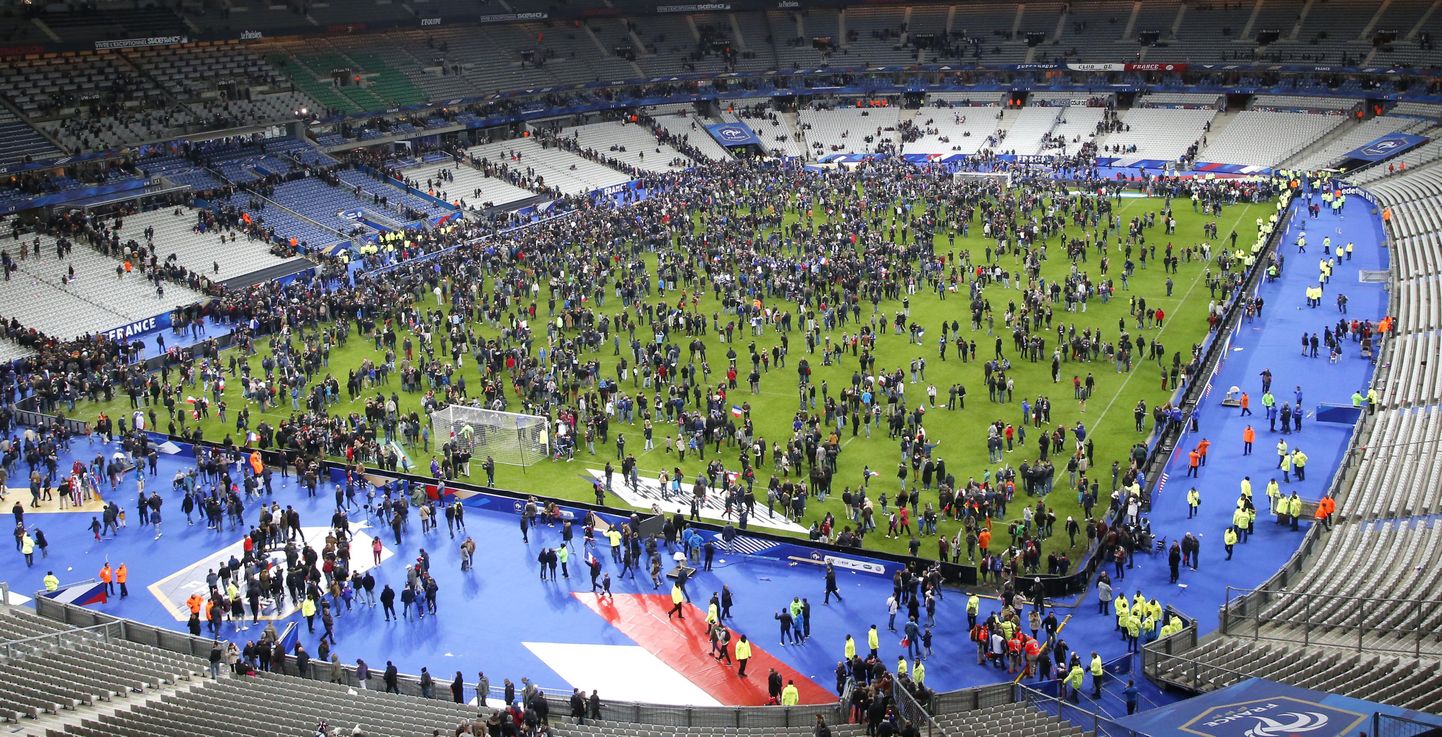 Pealtvaatjad jäid pärast Prantsusmaa - Saksamaa mängu lõppu turvalisuse kaalutlustel Stade de France'ile.